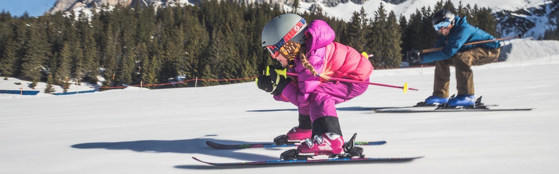 Familie beim Skifahren