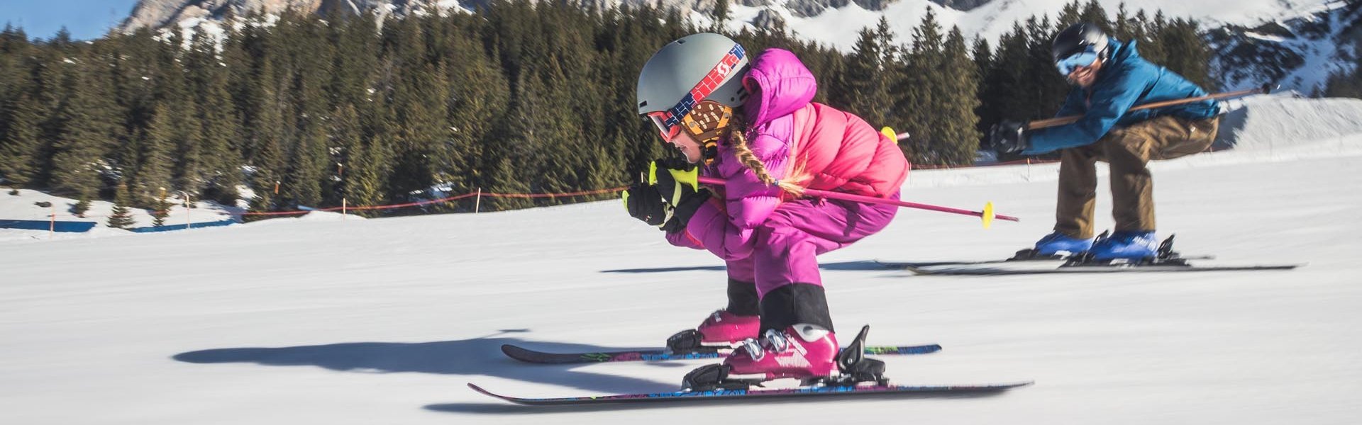 Familie beim Skifahren in der Tiroler Zugspitz Arena