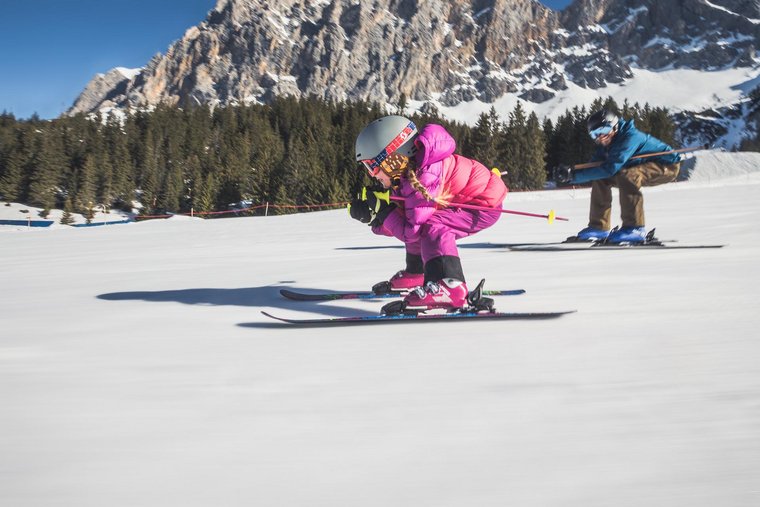 Familie beim Skifahren in der Tiroler Zugspitz Arena