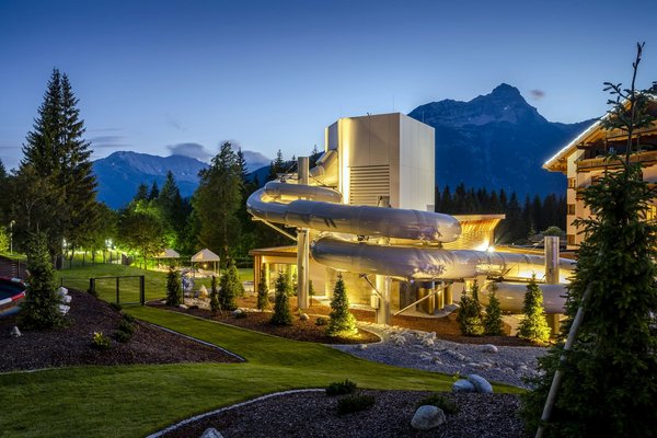 Die Rutsche des Zugspitz Resort am Abend beleuchtet