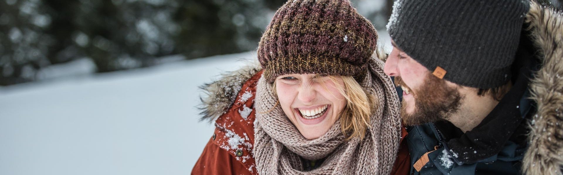 Verliebt in den Winter Paar im Schnee