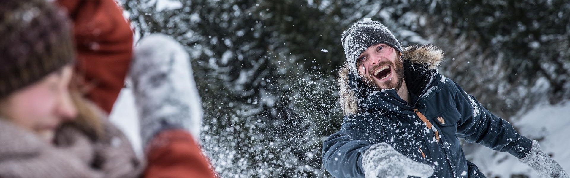 Paar bei der Schneeballschlacht