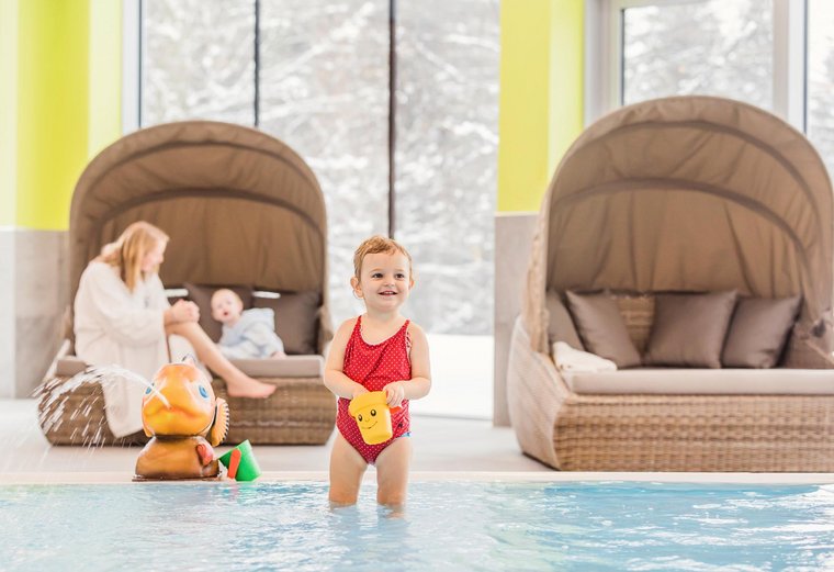 Familien am Babypool