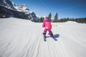 Fetzige Skiabfahrt Kind fährt Ski