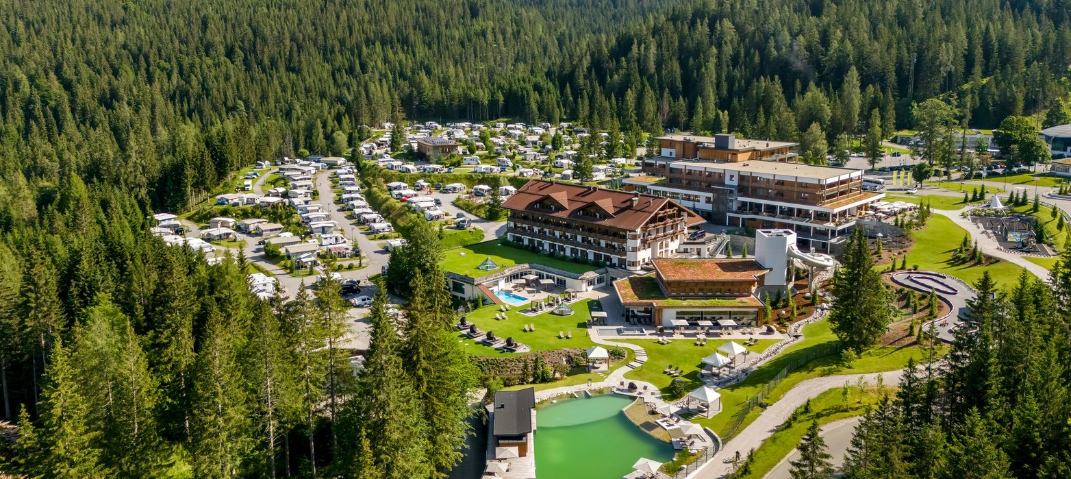 Blick auf das Zugspitz Resort im Sommer