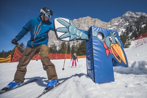 Familie beim Skifahren