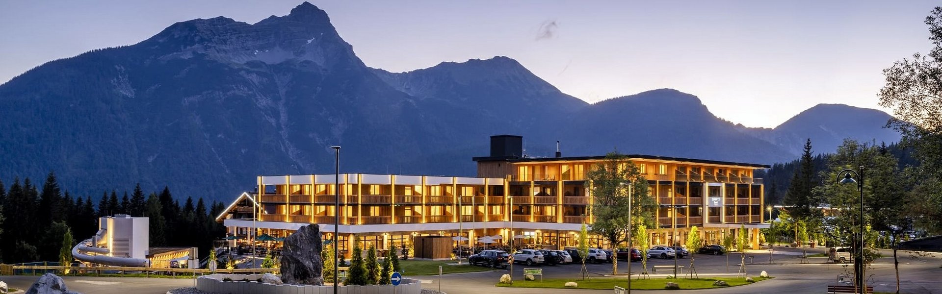 Ansicht des Zugpsitz Resorts im Sommer am Abend 