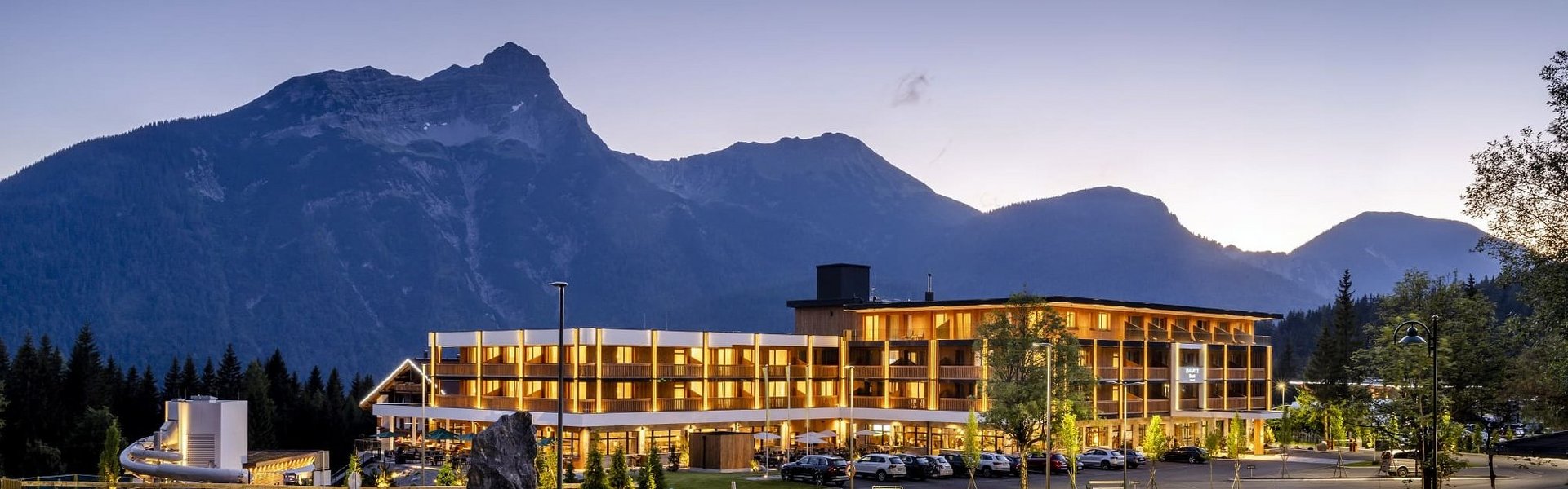 Ansicht des Zugpsitz Resorts im Sommer am Abend 
