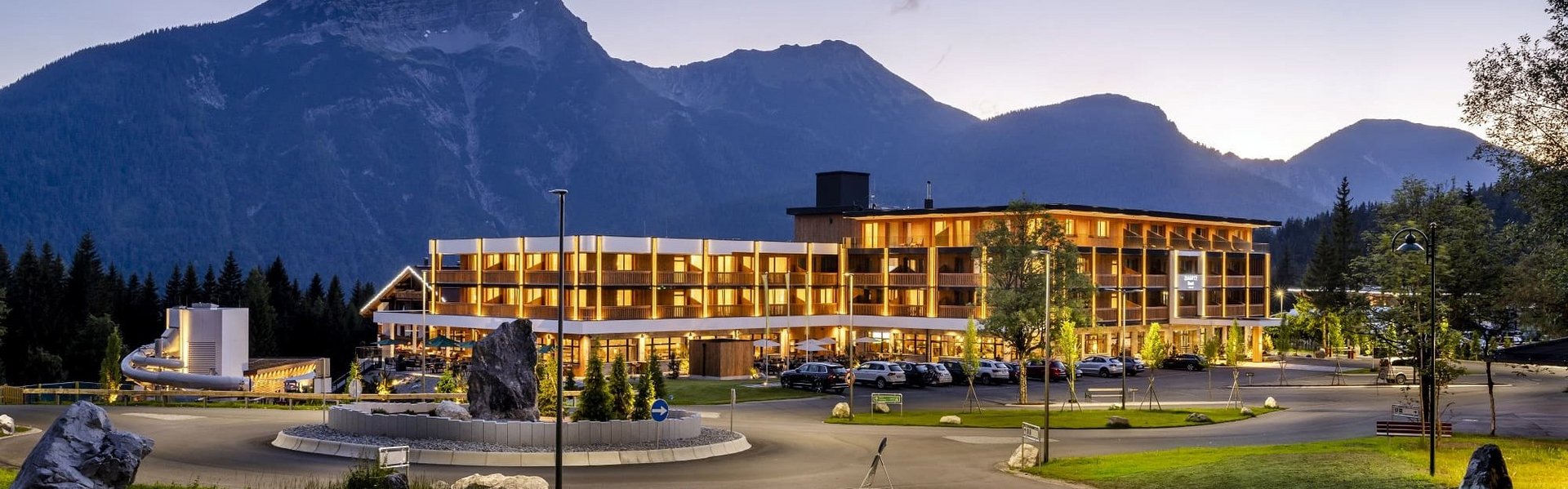 Ansicht des Zugpsitz Resorts im Sommer am Abend 