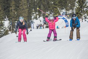 Familie beim Skifahren