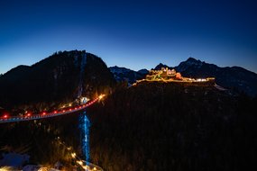 Burg Ehrenberg und Highline mit Beleuchtung