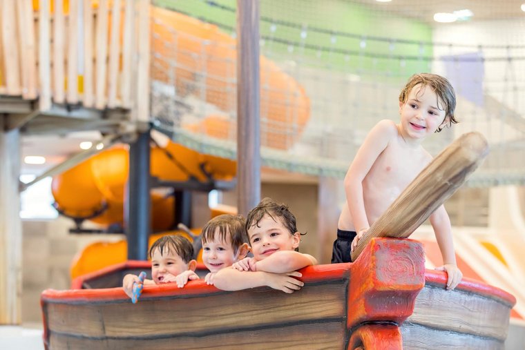 Piratenschiff im Schwimmbadbereich Kinder im Kinderpool