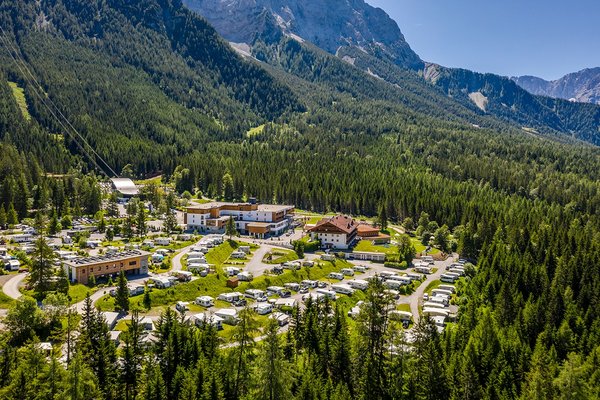 Ansicht des Zuspitz Resorts im Sommer