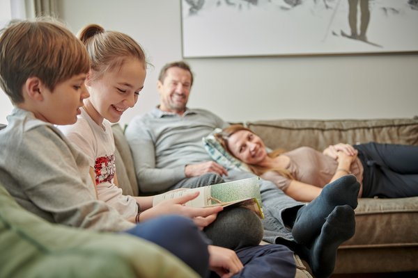 Familie sitzt auf der Couch