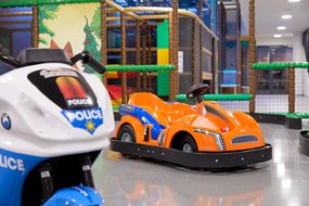 Autos in der Indoor-Kartbahn