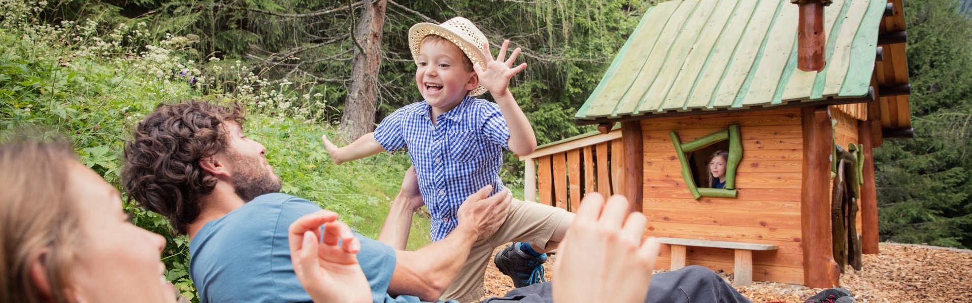 Abenteuer beim Wandern in der Region entdecken Familie im Wald