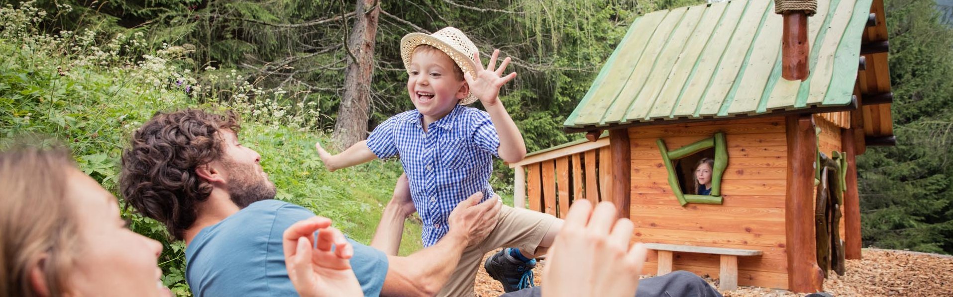Abenteuer beim Wandern in der Region entdecken Familie im Wald