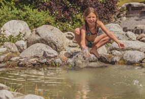 Mädchen spielt am See