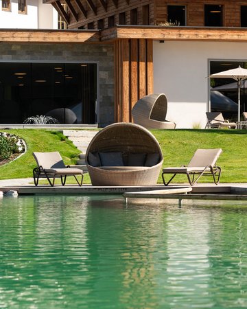 Zugspitz Resort Teich mit Relaxmöglichkeit im Hintergrund