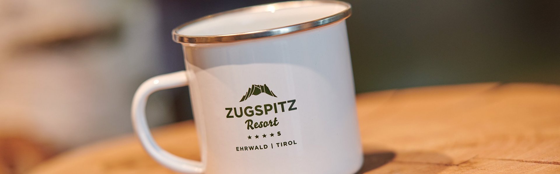 Weiße Tasse auf einem Holzteller