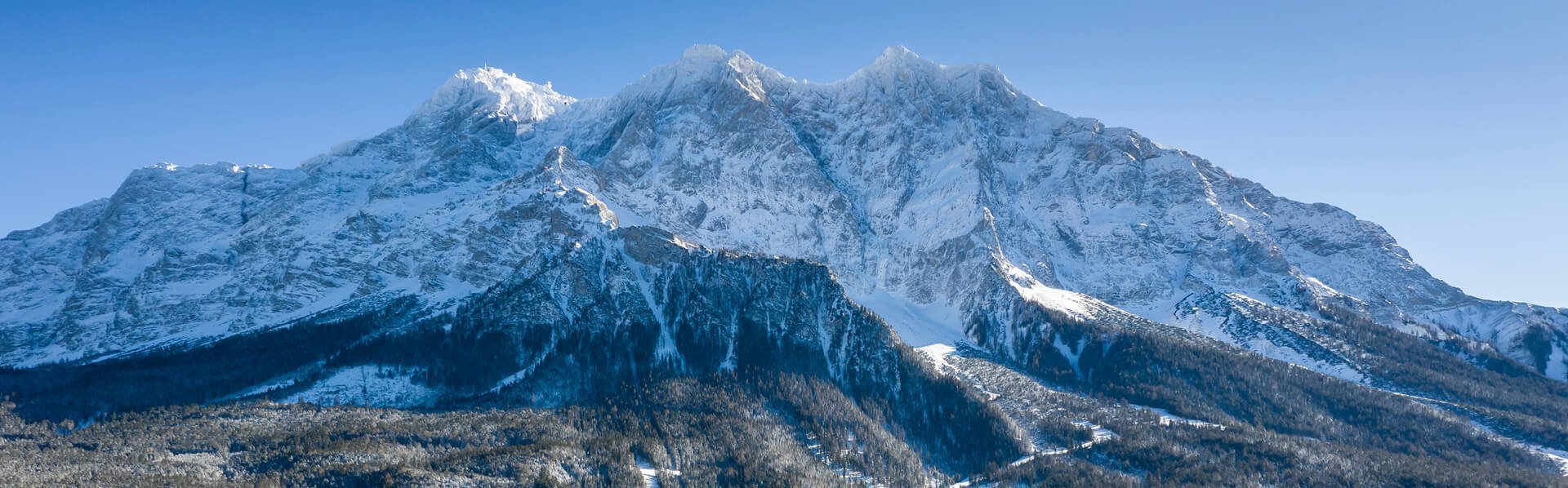 Zugpsitz Resort Übersicht im Winter mit der Zugspitze im Hintergrund