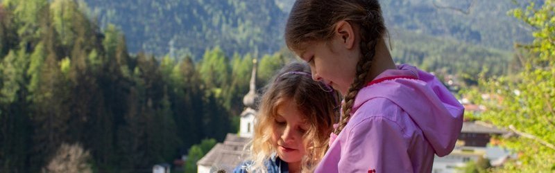 Zwei Kinder vor schönem Bergpanoram