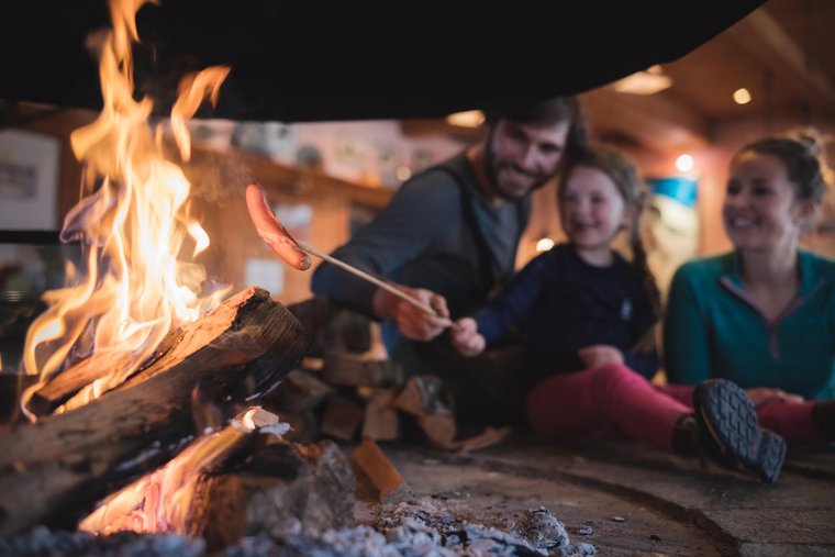 Würstchen grillen Feuer im Kaminofen