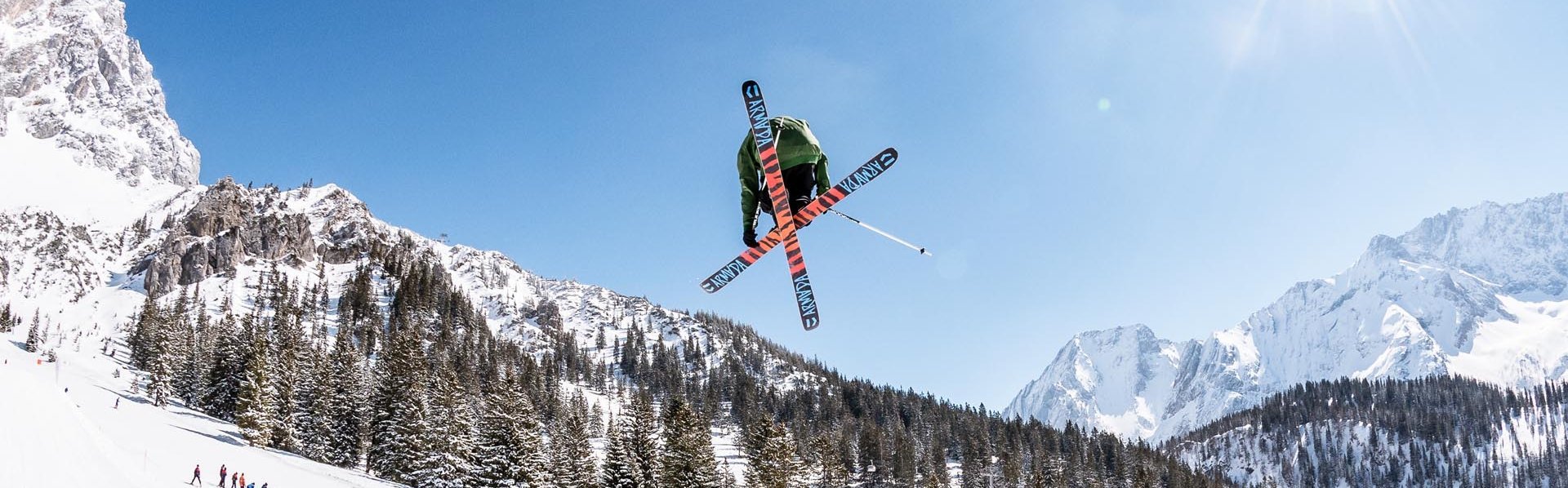 Skifahrer springt über eine Schanze im Snowpark