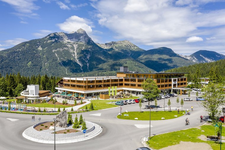Blick auf das Zugspitz Resort im Sommer