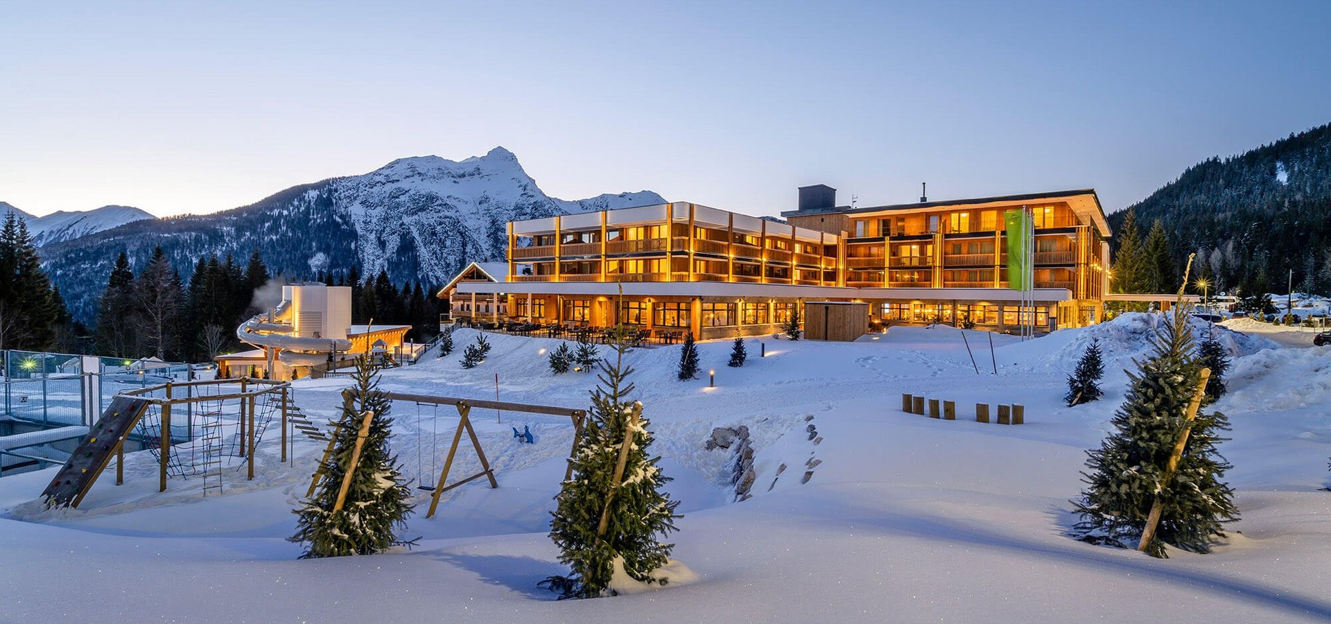 Zugpsitz Resort Außenansicht Abend im Winter