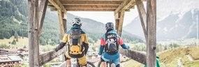 Zwei Downhill-Mountainbiker auf Ihren Bikes