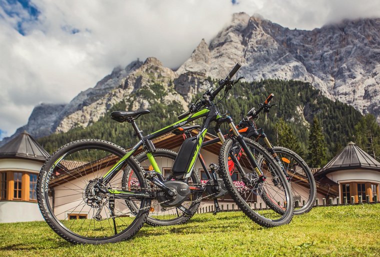 Mountainbikes vor Bergpanorama