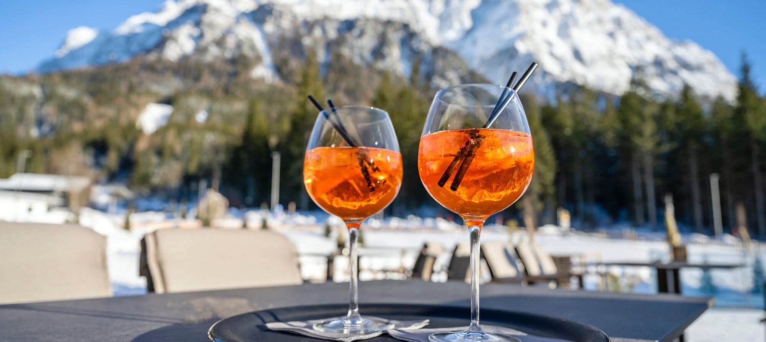 Aperol-Gläser auf dem Terrassentisch mit Zugspitz-Blick