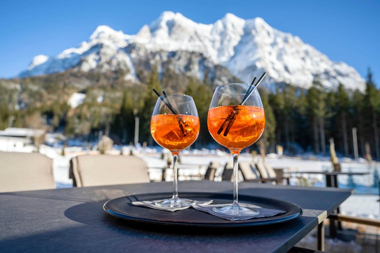 Aperol schlürfen mit Zugspitzblick Aperol-Gläser auf dem Terrassentisch mit Zugspitz-Blick