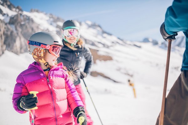 Familie beim Skifahren