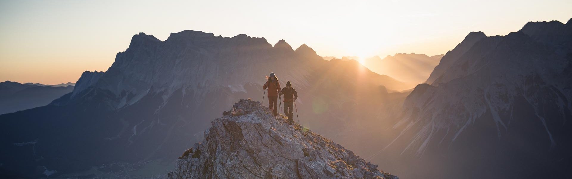 Wanderer auf Felsen bei Sonnenaufgang