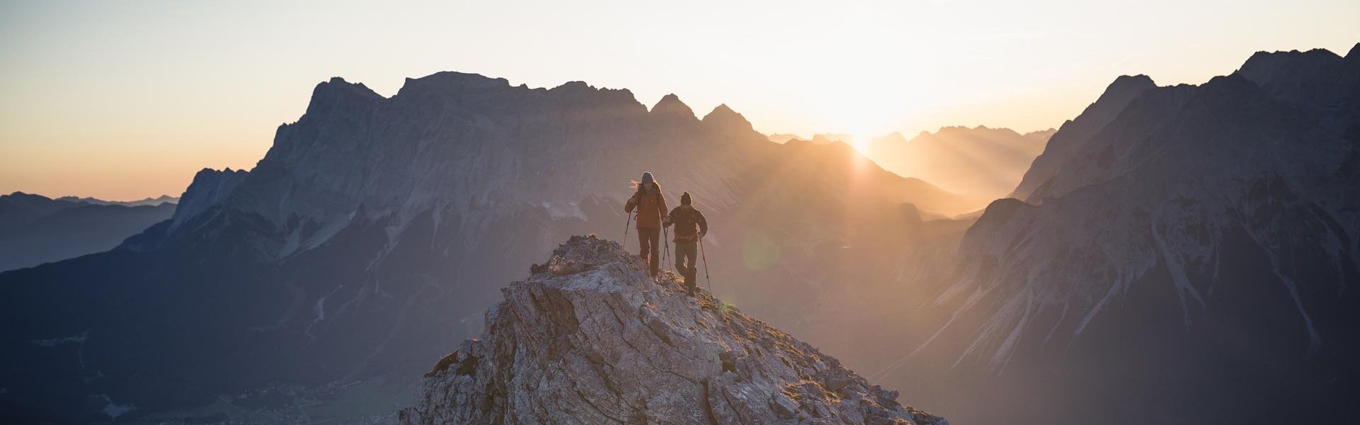 Wanderer auf Felsen bei Sonnenaufgang