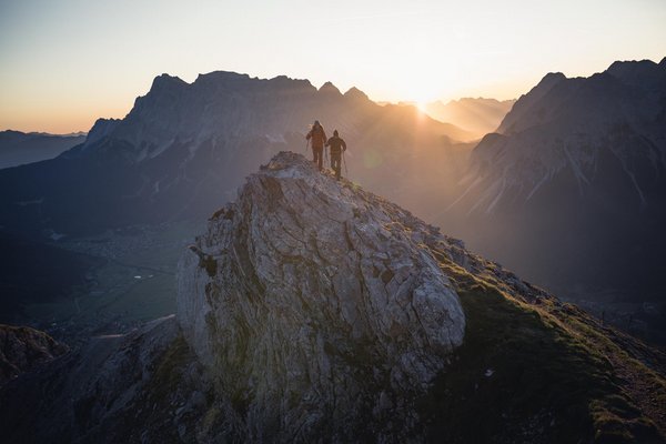 Wanderer auf Felsen bei Sonnenaufgang