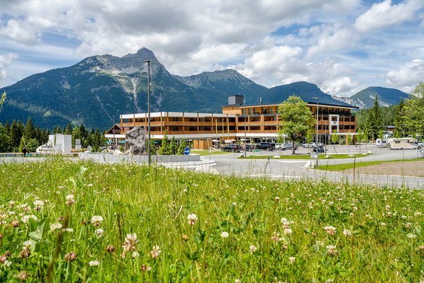 Zugspitz Resort von Wiese aus fotografiert im Sommer