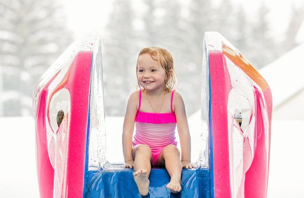 Mädchen auf Wasserrutsche