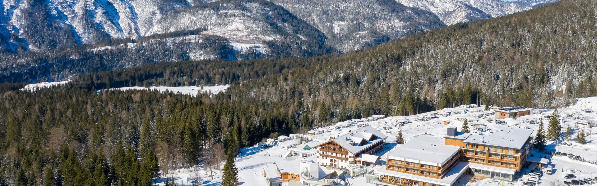 Das Resort in traumhafter Winterkulisse Aussenansicht Zugspitz Resort Winter