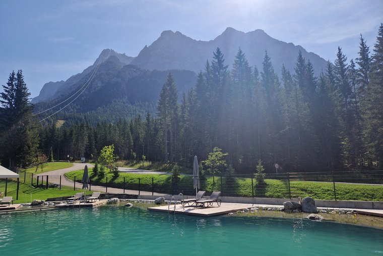 Zugspitz Resort Teich im Spätsommer Zugspitz Resort Teich Bild im Spätsommer
