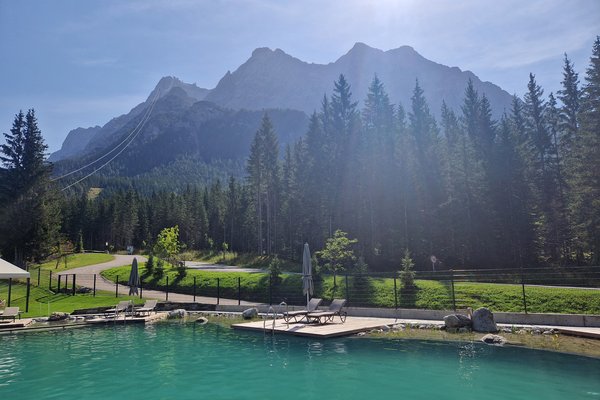 Zugspitz Resort Teich Bild im Spätsommer 