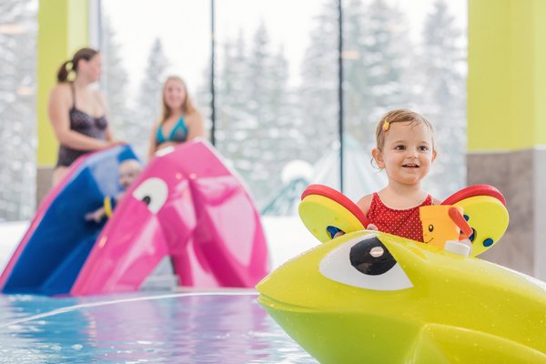 Kleinkinder im Kinderpool