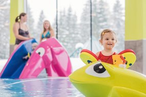 Kleinkinder im Kinderpool Kleinkinder im Kinderpool