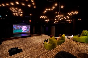 Kino mit Sitzsäcken Kinderkino im Zugpsitz-Resort mit Sitzgelegenheiten