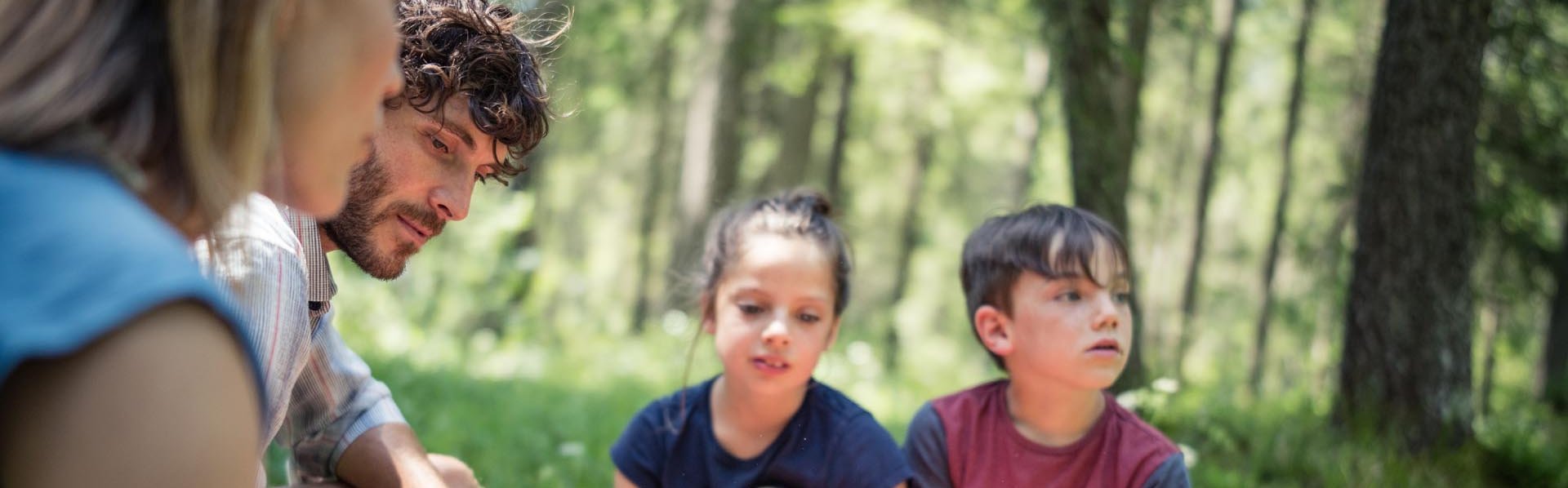 Picknick beim Wandern Familie beim Picknick im Wald