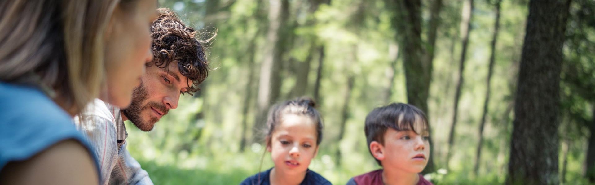 Picknick beim Wandern Familie beim Picknick im Wald