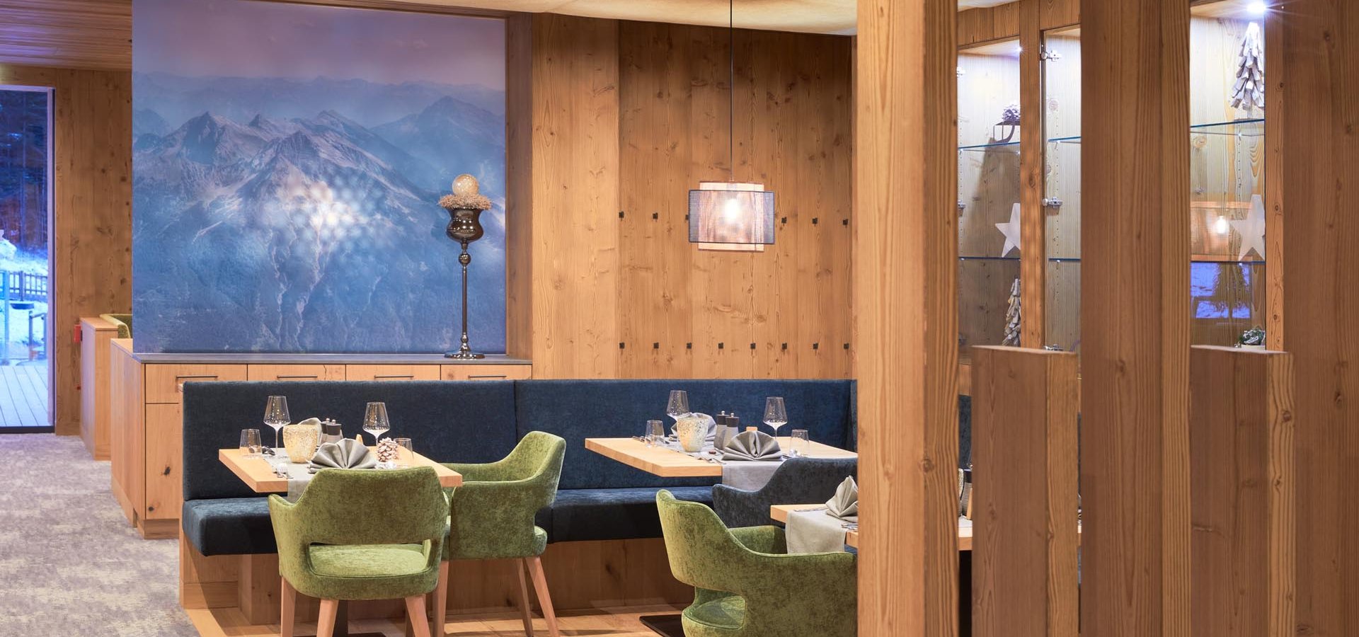Grüne Sessel im Restaurant Zugspitzblick im Zugpsitz Resort