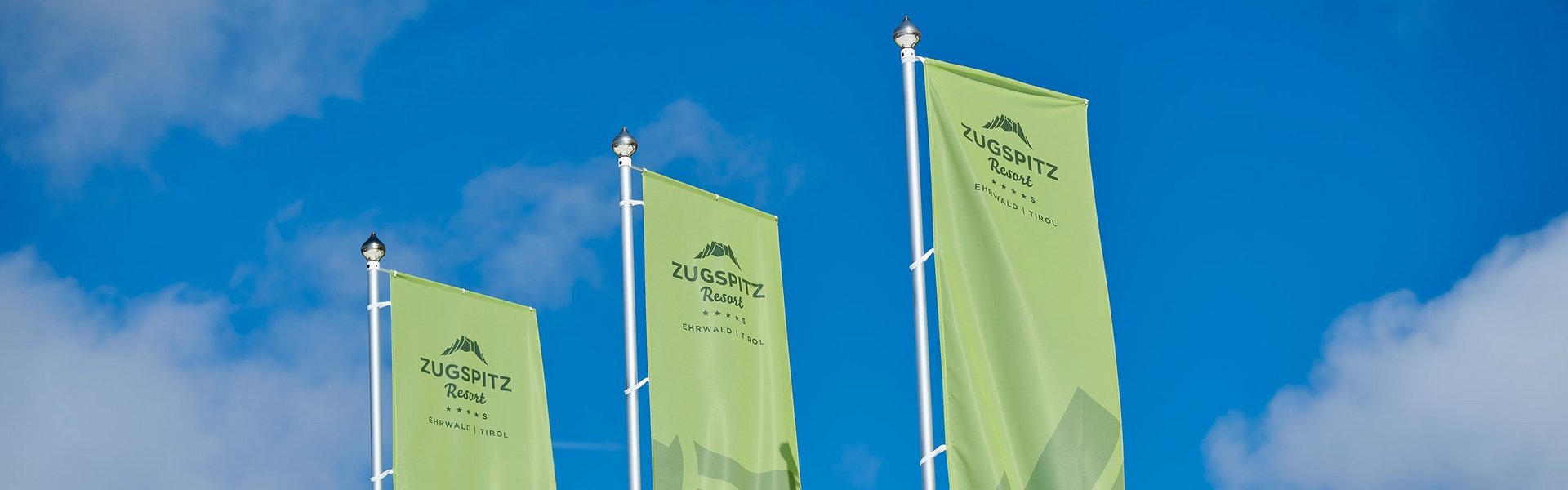 Drei grüne Fahnen vom Zugspitz Resort